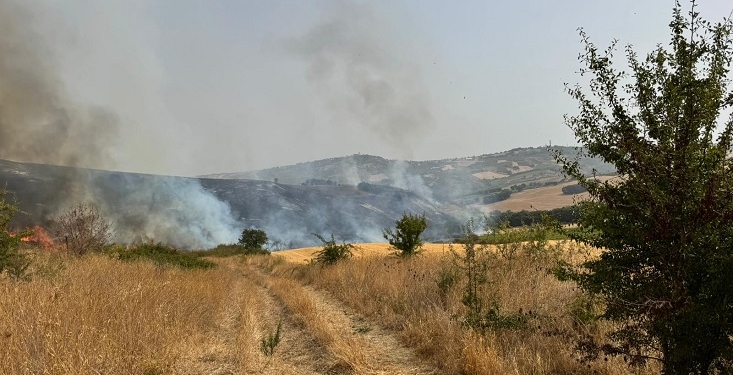 A Fresagrandinaria fiamme lambiscono abitazioni, a Furci collina devastata
