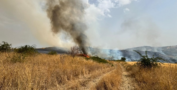 A Fresagrandinaria fiamme lambiscono abitazioni, a Furci collina devastata