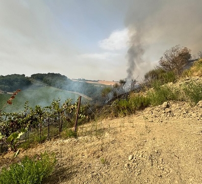 A Fresagrandinaria fiamme lambiscono abitazioni, a Furci collina devastata