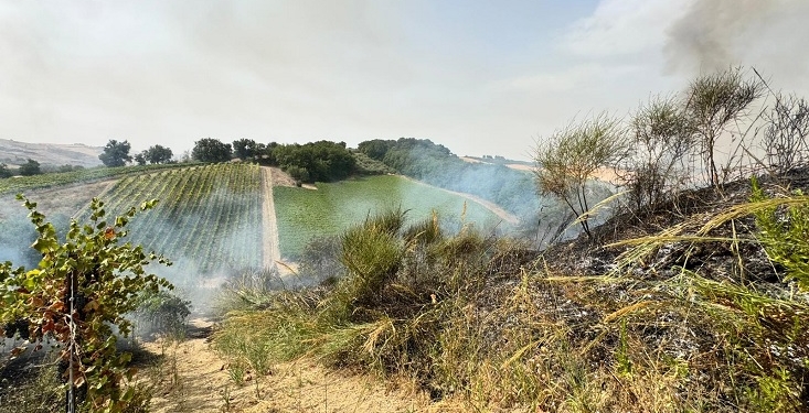 A Fresagrandinaria fiamme lambiscono abitazioni, a Furci collina devastata