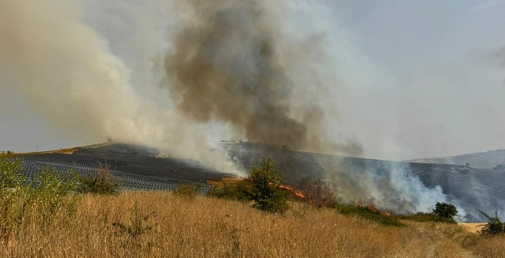 A Fresagrandinaria fiamme lambiscono abitazioni, a Furci collina devastata