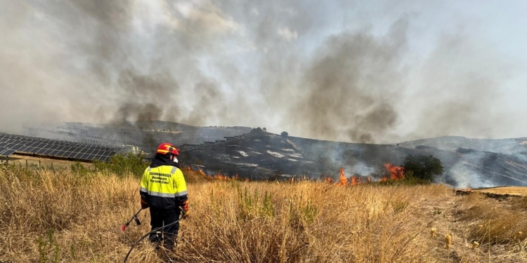A Fresagrandinaria fiamme lambiscono abitazioni, a Furci collina devastata