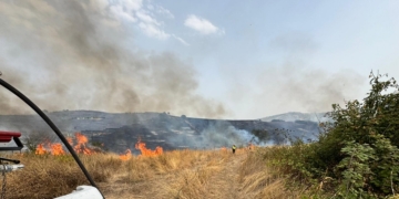 A Fresagrandinaria fiamme lambiscono abitazioni, a Furci collina devastata