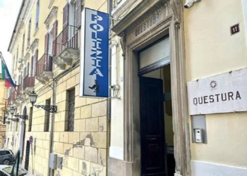 Violazione del divieto di avvicinamento all’abitazione familiare, arrestato mentre minacciava genitori e aveva distrutto mobili e suppellettili