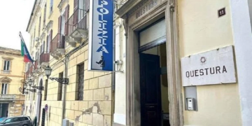 Violazione del divieto di avvicinamento all’abitazione familiare, arrestato mentre minacciava genitori e aveva distrutto mobili e suppellettili