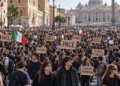 La rabbia di una generazione contro un Paese che affonda