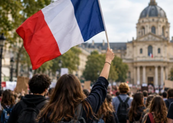 Giovani francesi in rivolta contro le disuguaglianze sociali: torna lo spirito del Maggio ’68