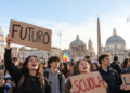 Se ami qualcuno, dillo: giovani, proteste e responsabilità degli adulti